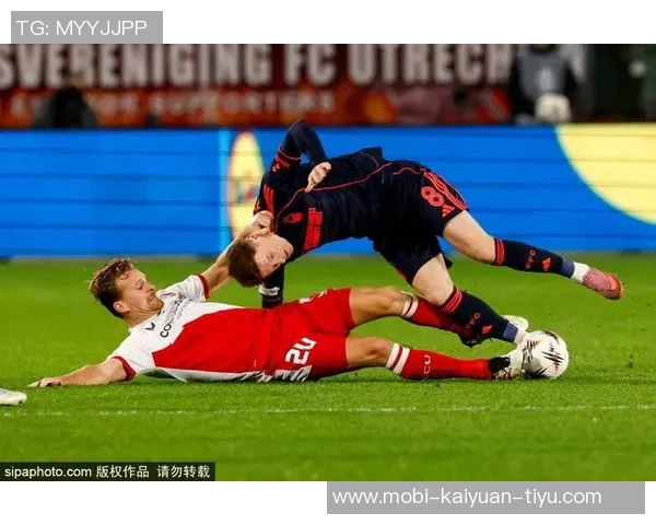 曼奇尼比赛中再施奇招挑衅对手摸臀飞吻引发对方一笑置之 曼奇尼比赛中再施奇招挑衅对手摸臀飞吻引发对方一笑置之